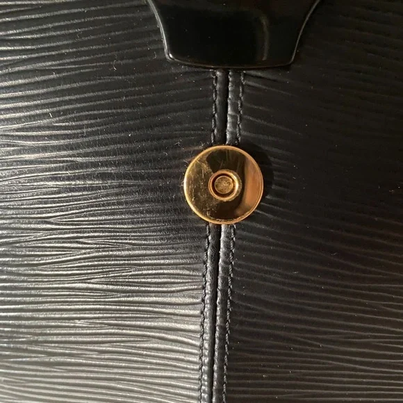 Louis Vuitton Reverie Leather Bag - Picture 9 of 16